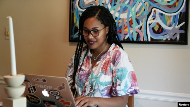 Jaleesa Garland, menadžerica marketinga u startupu za e-trgovinu, radi u svom stanu u Tulsi, Oklahoma, 9. jula 2021.